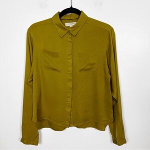 Burberry women’s olive snap front hidden button long sleeve top size 6